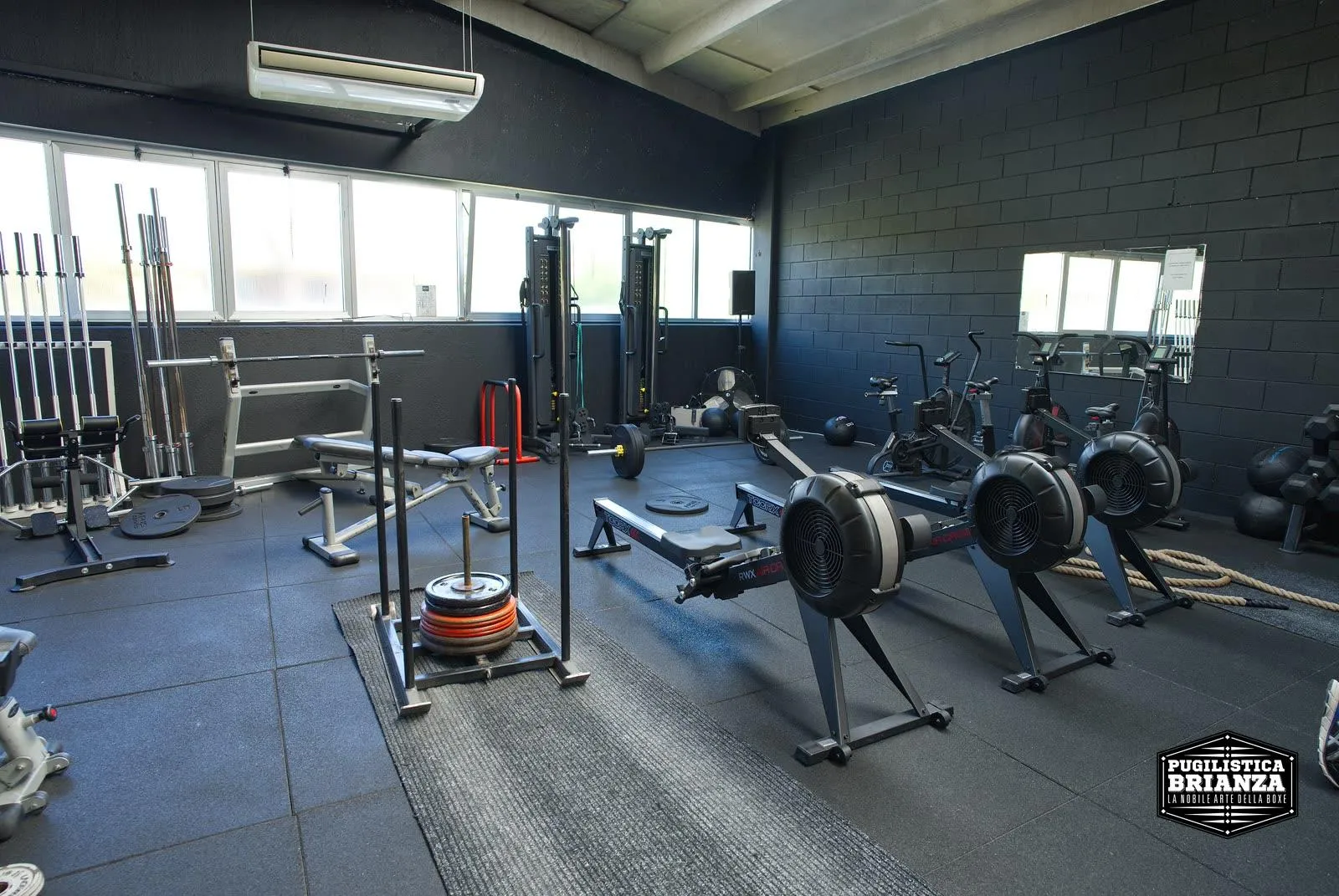 Area Hyrox e functional training: rower, sled, bilancieri e attrezzatura completa