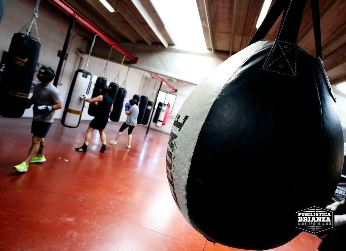 Area sacchi pesanti durante un allenamento di boxe alla Pugilistica Brianza di Barlassina