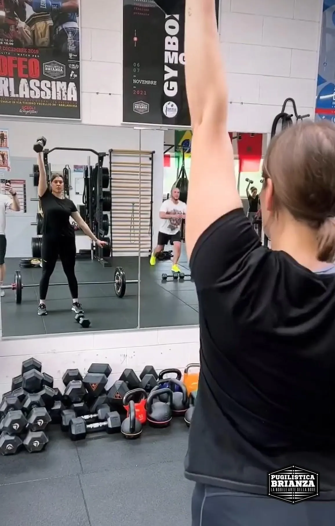 Esercizio con kettlebell davanti allo specchio durante il PB Hiit