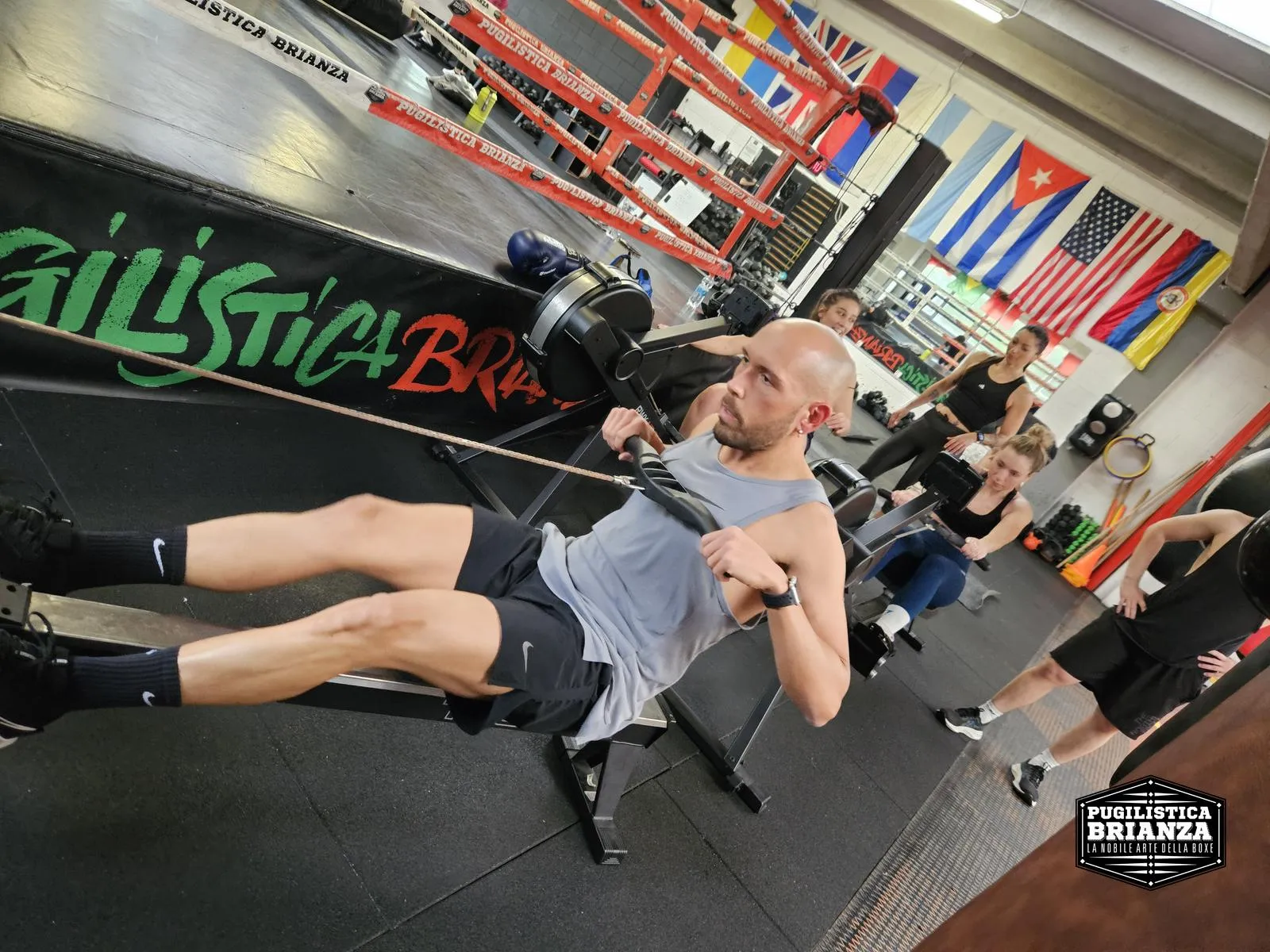 Manubri esagonali nell'area Hyrox della Pugilistica Brianza