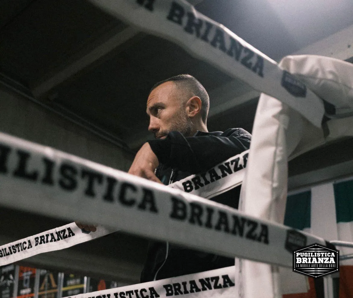 Stefano Rizzo, head coach della Pugilistica Brianza, nell'angolo del ring durante una sessione di boxe