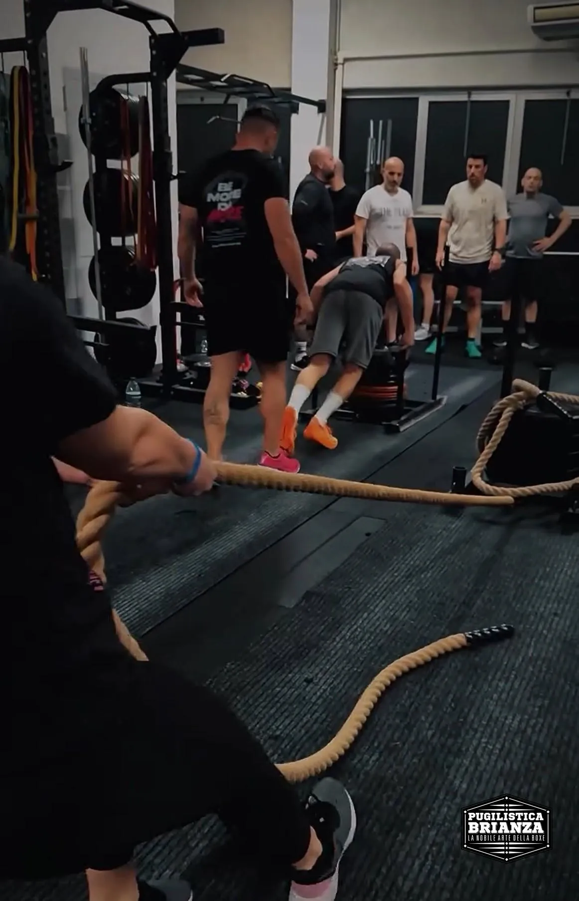 Simulazione gara Hyrox alla Pugilistica Brianza: sled push e rope pull con il gruppo che osserva