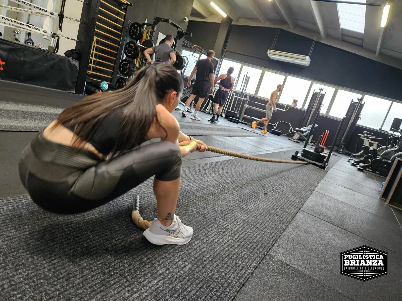 Sled pull durante una sessione Hyrox alla Pugilistica Brianza