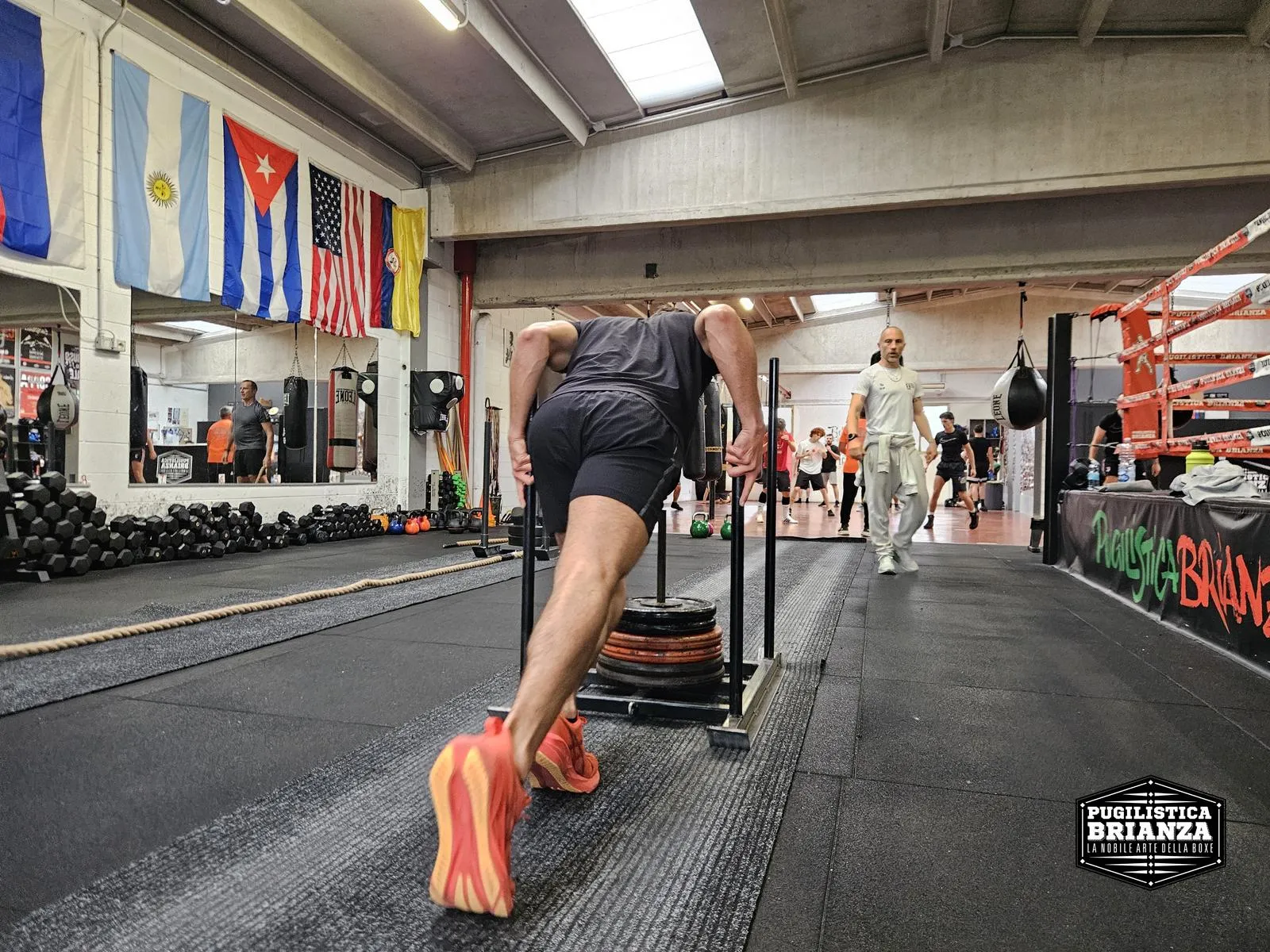 Sled push durante l'allenamento Hyrox alla Pugilistica Brianza di Barlassina