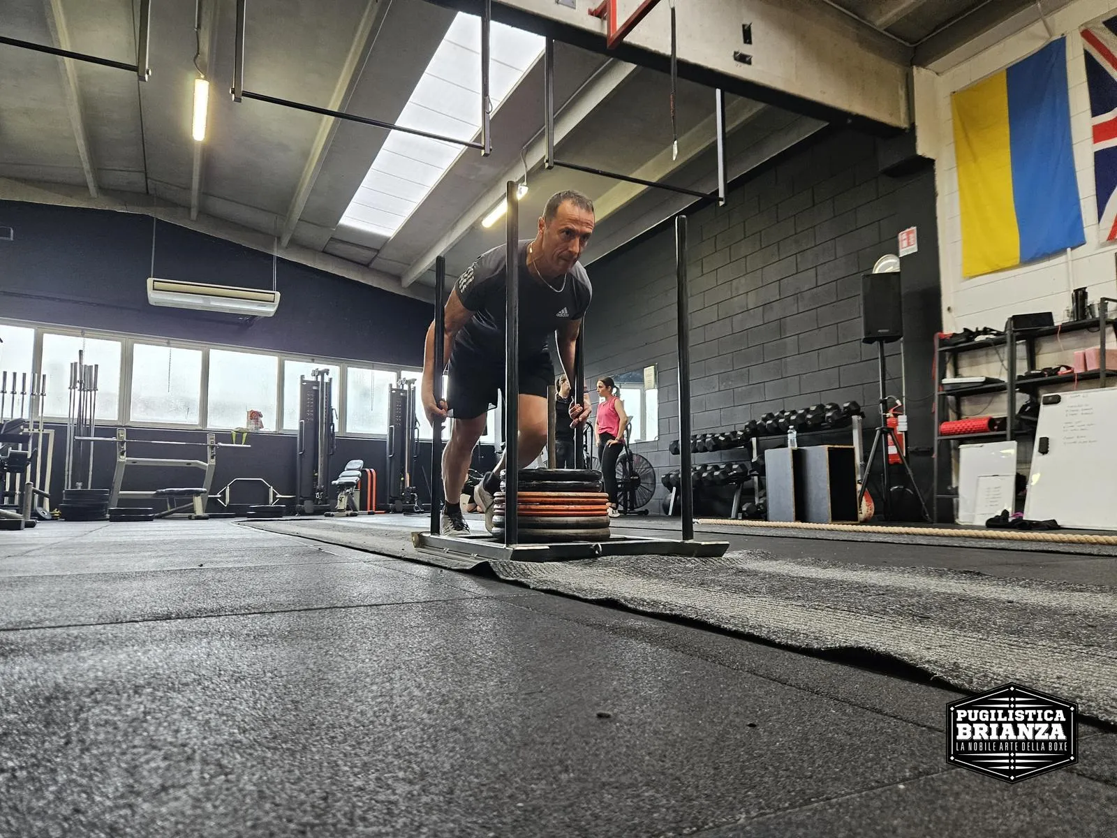 Sled push con pesi durante l'allenamento Hyrox alla Pugilistica Brianza
